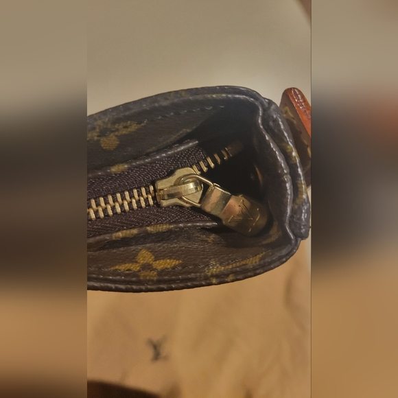 Louis Vuitton Monogram Looping GM One Strap Bag - Picture 5 of 10